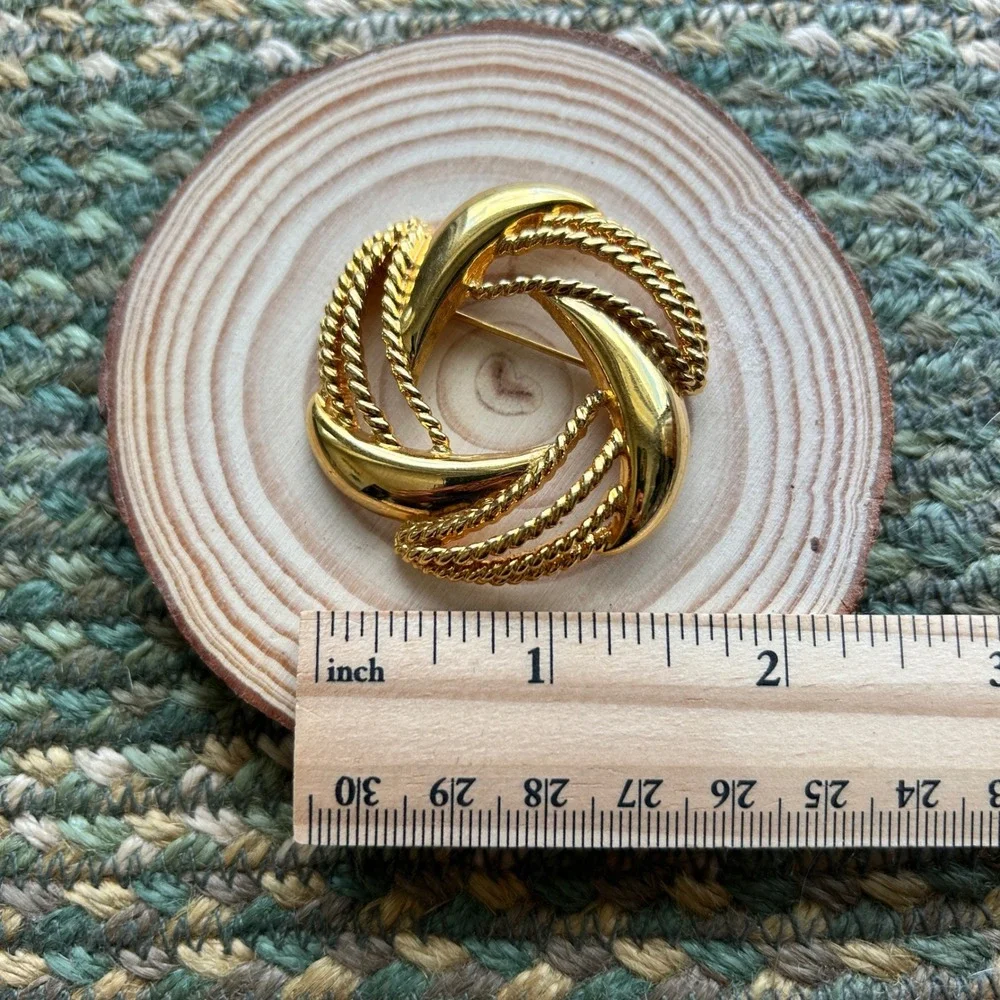 Vintage Napier Gold Tone Wreath Brooch Textured Rope Swirl Pin Classic Old Money